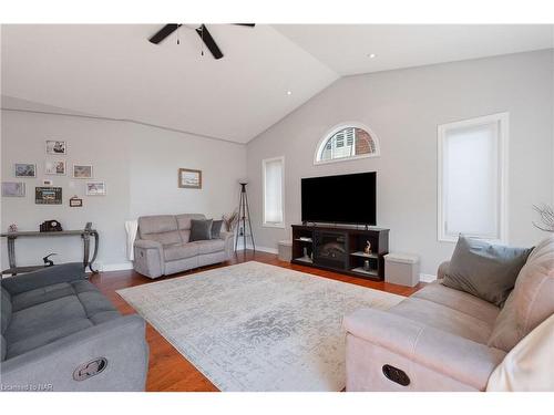 8028 Booth Street, Niagara Falls, ON - Indoor Photo Showing Living Room