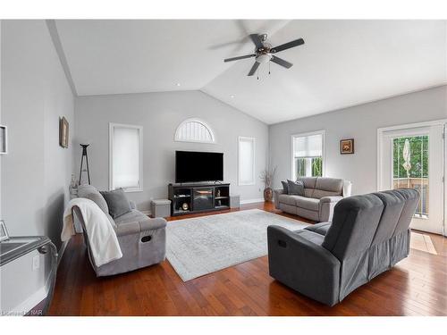 8028 Booth Street, Niagara Falls, ON - Indoor Photo Showing Living Room