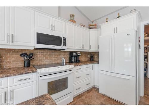 8028 Booth Street, Niagara Falls, ON - Indoor Photo Showing Kitchen