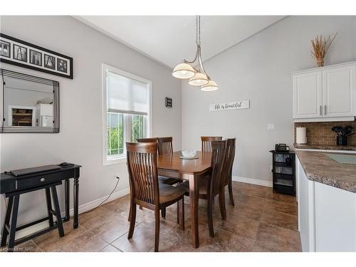 8028 Booth Street, Niagara Falls, ON - Indoor Photo Showing Dining Room