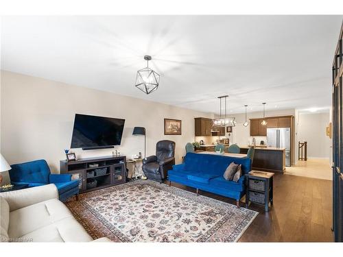 25 Andrew Lane Lane, Thorold, ON - Indoor Photo Showing Living Room