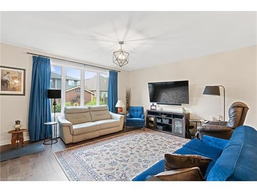 25 Andrew Lane Lane, Thorold, ON - Indoor Photo Showing Living Room