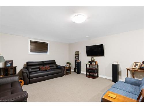 25 Andrew Lane Lane, Thorold, ON - Indoor Photo Showing Living Room