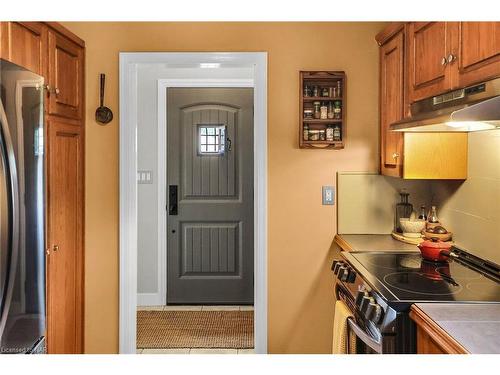 6746 Waters Avenue, Niagara Falls, ON - Indoor Photo Showing Kitchen