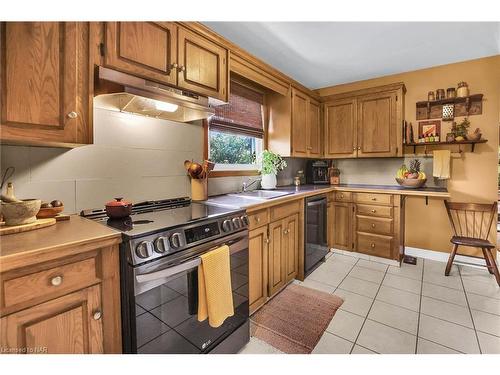 6746 Waters Avenue, Niagara Falls, ON - Indoor Photo Showing Kitchen