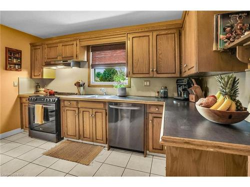 6746 Waters Avenue, Niagara Falls, ON - Indoor Photo Showing Kitchen