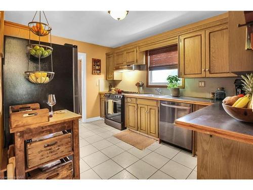 6746 Waters Avenue, Niagara Falls, ON - Indoor Photo Showing Kitchen