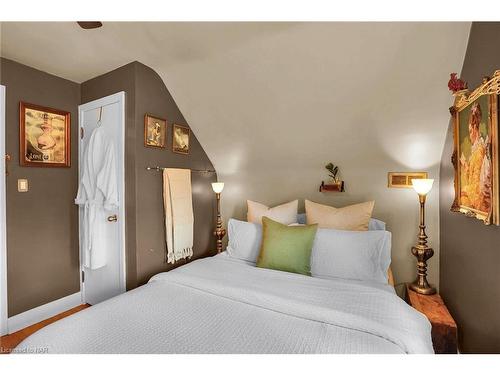 6746 Waters Avenue, Niagara Falls, ON - Indoor Photo Showing Bedroom