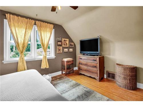 6746 Waters Avenue, Niagara Falls, ON - Indoor Photo Showing Bedroom