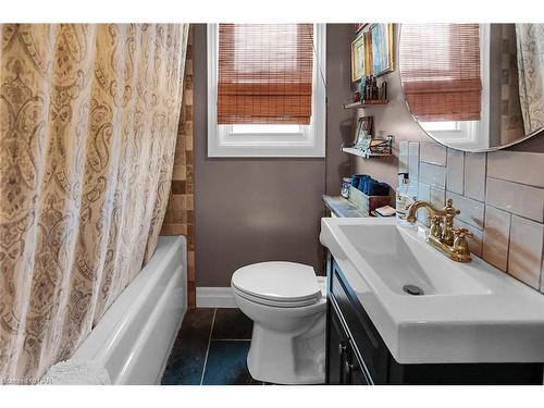 6746 Waters Avenue, Niagara Falls, ON - Indoor Photo Showing Bathroom