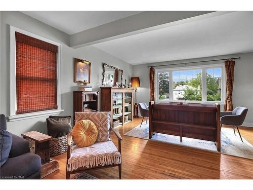 6746 Waters Avenue, Niagara Falls, ON - Indoor Photo Showing Living Room