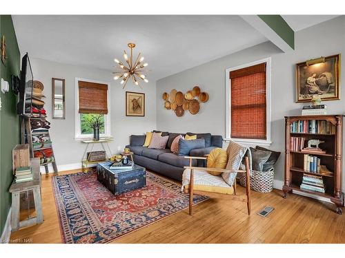 6746 Waters Avenue, Niagara Falls, ON - Indoor Photo Showing Living Room