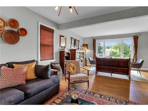 6746 Waters Avenue, Niagara Falls, ON - Indoor Photo Showing Living Room