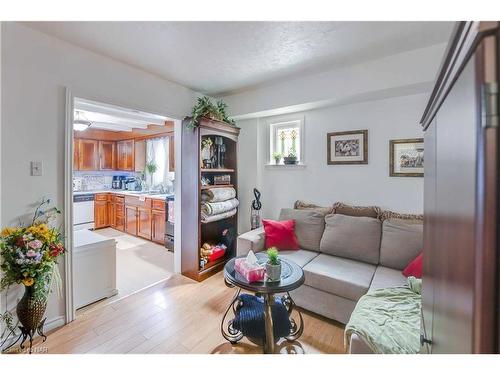 5371 Huron Street, Niagara Falls, ON - Indoor Photo Showing Living Room