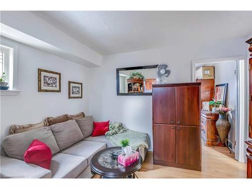 5371 Huron Street, Niagara Falls, ON - Indoor Photo Showing Living Room