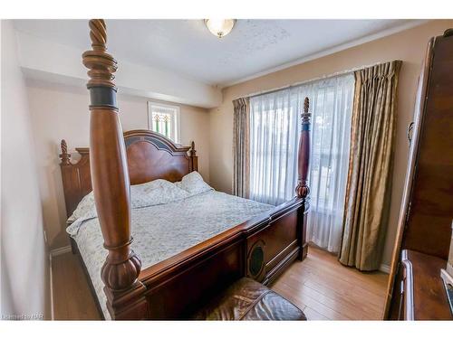 5371 Huron Street, Niagara Falls, ON - Indoor Photo Showing Bedroom