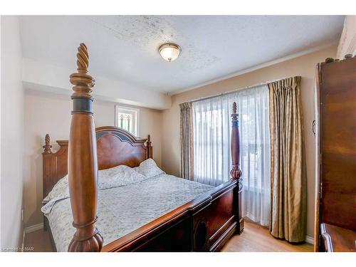 5371 Huron Street, Niagara Falls, ON - Indoor Photo Showing Bedroom