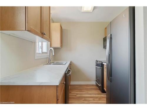 11-69 Hagey Avenue, Fort Erie, ON - Indoor Photo Showing Kitchen With Double Sink