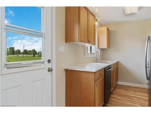 11-69 Hagey Avenue, Fort Erie, ON - Indoor Photo Showing Kitchen