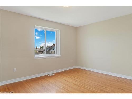 11-69 Hagey Avenue, Fort Erie, ON - Indoor Photo Showing Other Room