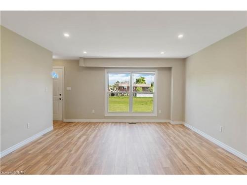 11-69 Hagey Avenue, Fort Erie, ON - Indoor Photo Showing Other Room