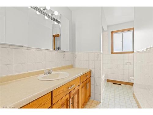 98 Ost Avenue, Port Colborne, ON - Indoor Photo Showing Bathroom