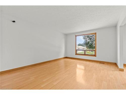 98 Ost Avenue, Port Colborne, ON - Indoor Photo Showing Other Room