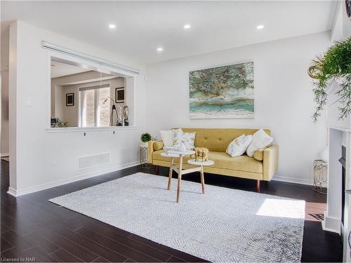 7725 Black Maple Drive, Niagara Falls, ON - Indoor Photo Showing Living Room