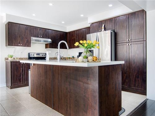 7725 Black Maple Drive, Niagara Falls, ON - Indoor Photo Showing Kitchen