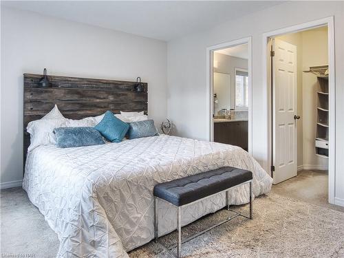 7725 Black Maple Drive, Niagara Falls, ON - Indoor Photo Showing Bedroom