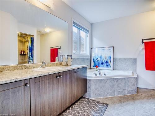 7725 Black Maple Drive, Niagara Falls, ON - Indoor Photo Showing Bathroom