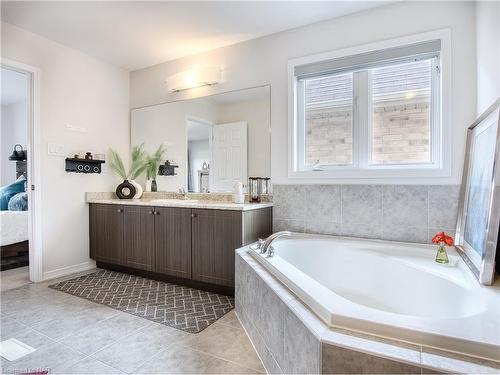 7725 Black Maple Drive, Niagara Falls, ON - Indoor Photo Showing Bathroom