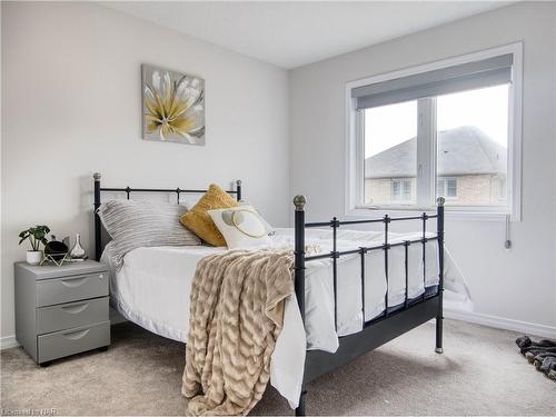 7725 Black Maple Drive, Niagara Falls, ON - Indoor Photo Showing Bedroom