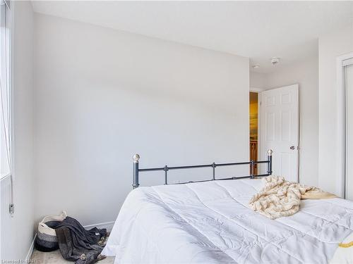 7725 Black Maple Drive, Niagara Falls, ON - Indoor Photo Showing Bedroom