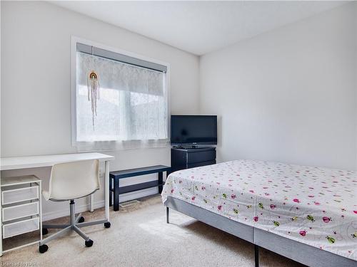 7725 Black Maple Drive, Niagara Falls, ON - Indoor Photo Showing Bedroom