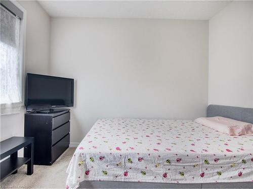 7725 Black Maple Drive, Niagara Falls, ON - Indoor Photo Showing Bedroom