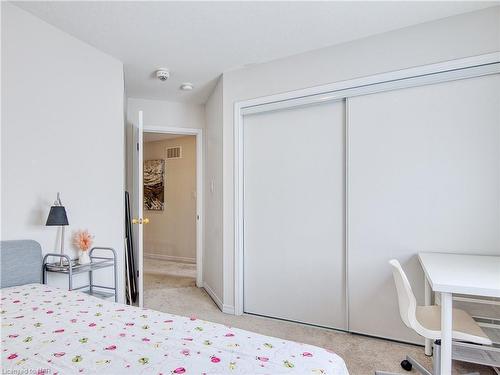 7725 Black Maple Drive, Niagara Falls, ON - Indoor Photo Showing Bedroom