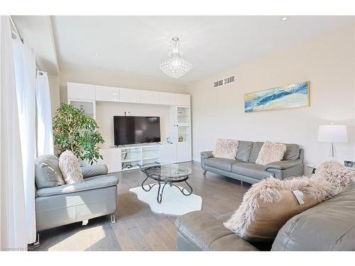 13 Cinnamon Street, Thorold, ON - Indoor Photo Showing Living Room