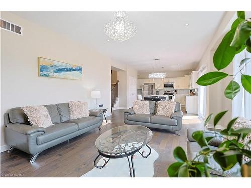 13 Cinnamon Street, Thorold, ON - Indoor Photo Showing Living Room