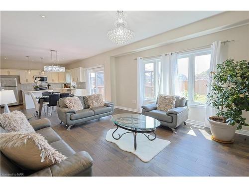 13 Cinnamon Street, Thorold, ON - Indoor Photo Showing Living Room