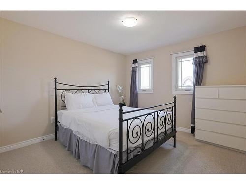 13 Cinnamon Street, Thorold, ON - Indoor Photo Showing Bedroom