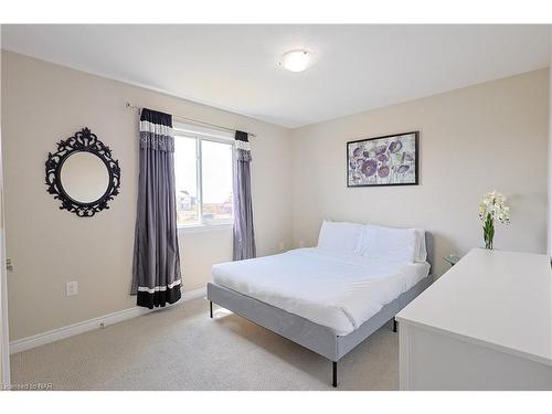 13 Cinnamon Street, Thorold, ON - Indoor Photo Showing Bedroom