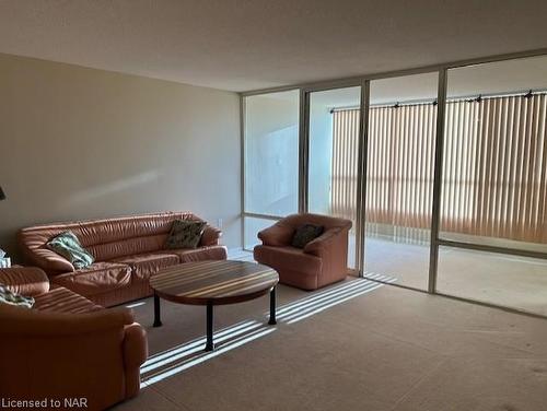 504-5100 Dorchester Road, Niagara Falls, ON - Indoor Photo Showing Living Room