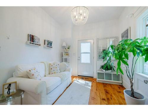 25 Margaret Street, Thorold, ON - Indoor Photo Showing Living Room