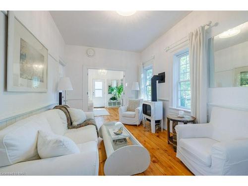 25 Margaret Street, Thorold, ON - Indoor Photo Showing Living Room