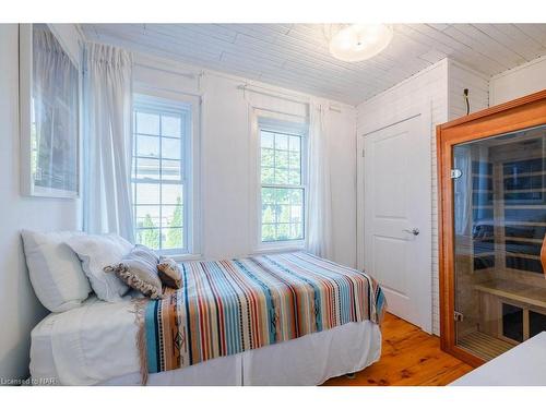 25 Margaret Street, Thorold, ON - Indoor Photo Showing Bedroom