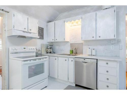 25 Margaret Street, Thorold, ON - Indoor Photo Showing Kitchen