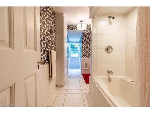 9 Shaldan Lane, Fonthill, ON - Indoor Photo Showing Bathroom