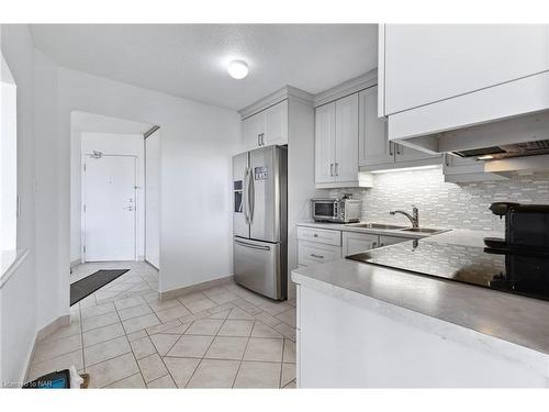 411-7 Gale Crescent, St. Catharines, ON - Indoor Photo Showing Kitchen