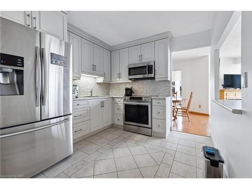 411-7 Gale Crescent, St. Catharines, ON - Indoor Photo Showing Kitchen